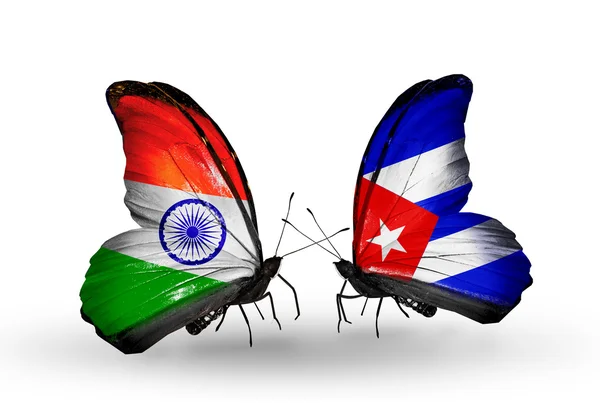 Twee vlinders met vlaggen op vleugels als symbool van de betrekkingen, india en cuba — Stockfoto