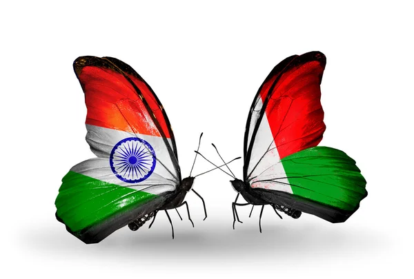 Duas borboletas com bandeiras nas asas como símbolo das relações Índia e Madagascar — Fotografia de Stock