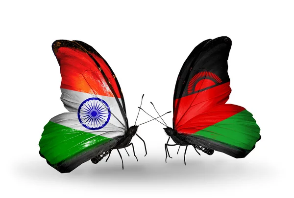 Две бабочки с флагами на крыльях как символ отношений Индии и Малави — стоковое фото