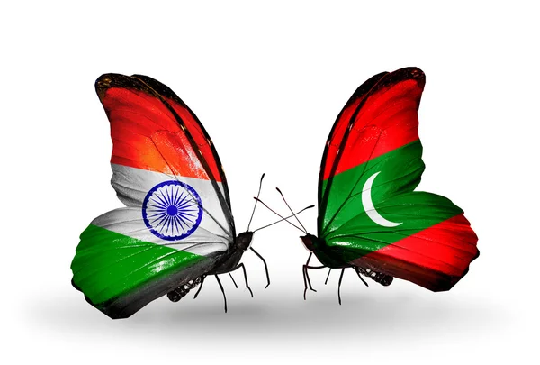 Deux papillons avec des drapeaux sur les ailes comme symbole des relations Inde et Maldives — Photo