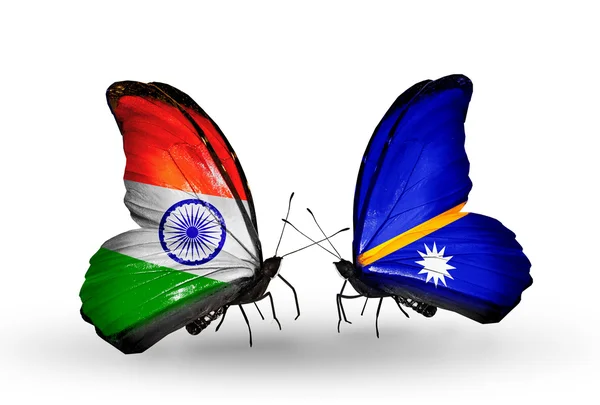 Två fjärilar med flaggor på vingarna som symbol för förbindelserna mellan Indien och nauru — Stockfoto