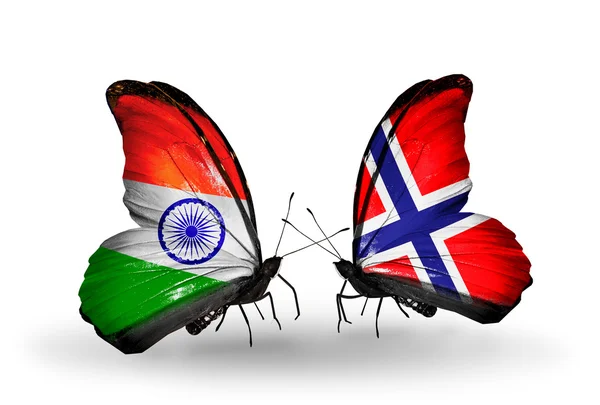 Dva motýli s příznaky na křídlech jako symbol vztahů, Indie a Norsko — Stock fotografie