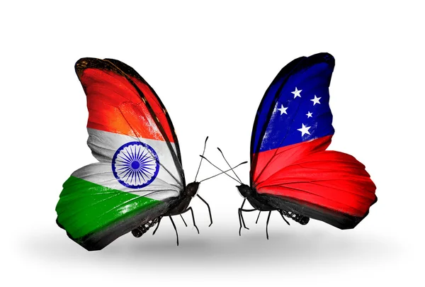 Dva motýli s příznaky na křídlech jako symbol vztahů, Indie a samoa — Stock fotografie