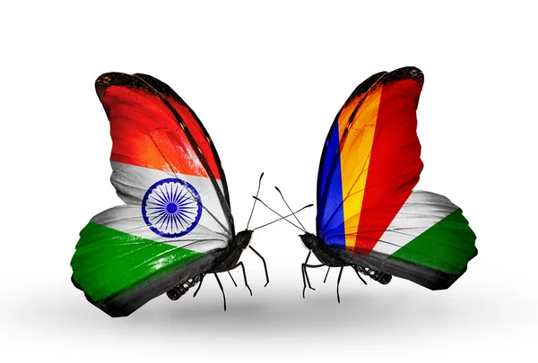Dos mariposas con banderas en alas como símbolo de relaciones India y Seychelles —  Fotos de Stock