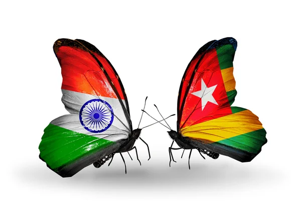 Duas borboletas com bandeiras em asas como símbolo das relações Índia e Togo — Fotografia de Stock