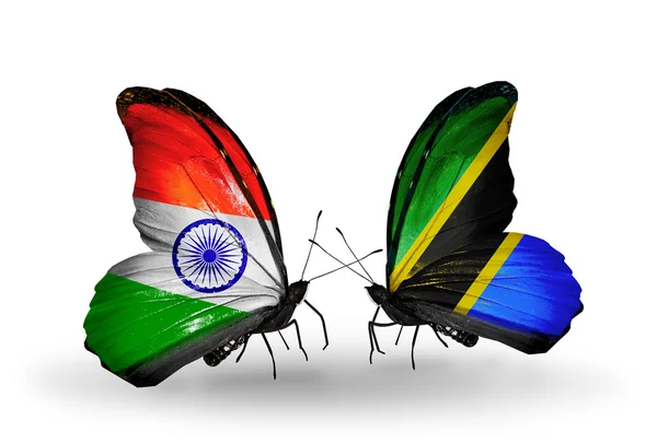 Due farfalle con bandiere sulle ali come simbolo delle relazioni India e Tanzania — Foto Stock