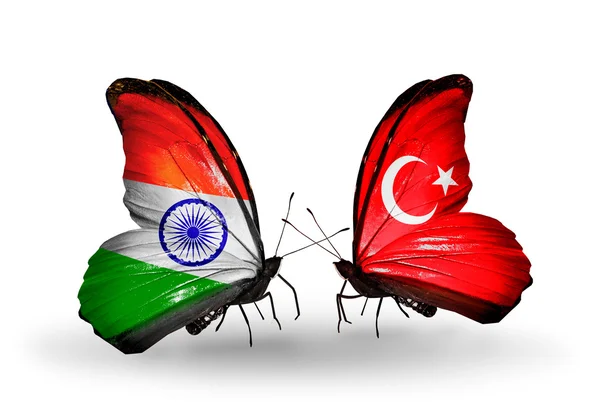 Due farfalle con bandiere sulle ali come simbolo delle relazioni India e Turchia — Foto Stock