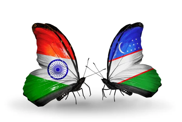 Due farfalle con bandiere sulle ali come simbolo delle relazioni India e Uzbekistan — Foto Stock