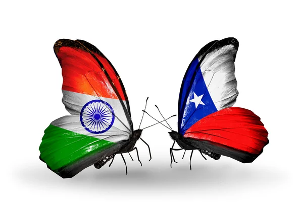 Twee vlinders met vlaggen op vleugels als symbool van betrekkingen india en Chili — Stockfoto
