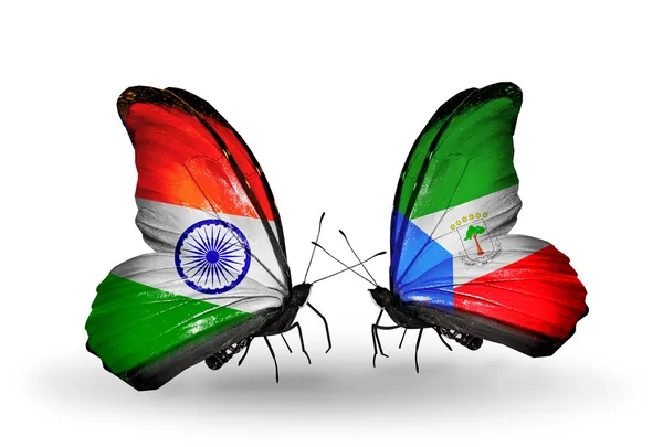 Två fjärilar med flaggor på vingarna som symbol för förbindelserna mellan Indien och Ekvatorialguinea — Stockfoto