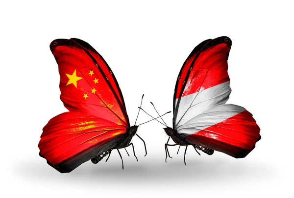 Dva motýli s příznaky na křídlech jako symbol vztahů s Čínou a Rakousko — Stock fotografie