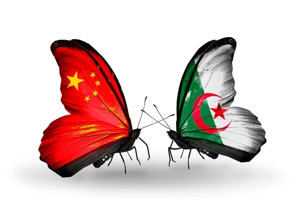 Två fjärilar med flaggor på vingarna som symbol för förbindelserna mellan Kina och Algeriet — Stockfoto