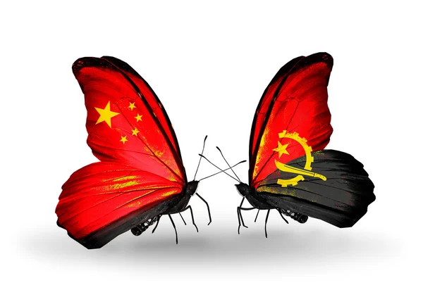 Deux papillons avec des drapeaux sur les ailes comme symbole des relations Chine et Angola — Photo