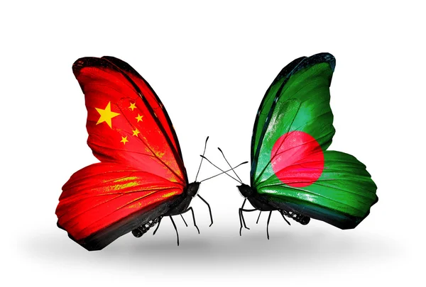 Deux papillons avec des drapeaux sur les ailes comme symbole des relations Chine et Bangladesh — Photo