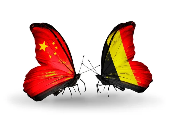 Duas borboletas com bandeiras em asas como símbolo das relações China e Bélgica — Fotografia de Stock
