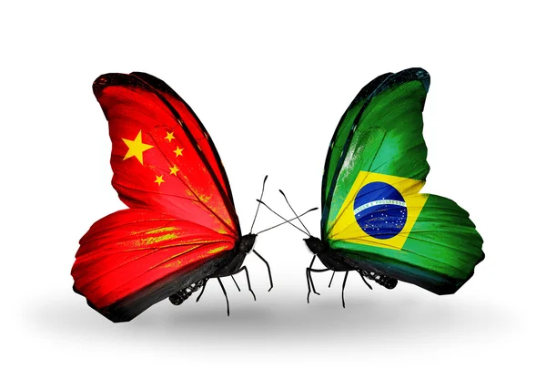 Två fjärilar med flaggor på vingarna som symbol för förbindelserna mellan Kina och Brasilien — Stockfoto