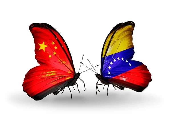 Deux papillons avec des drapeaux sur les ailes comme symbole des relations Chine et Venezuela — Photo