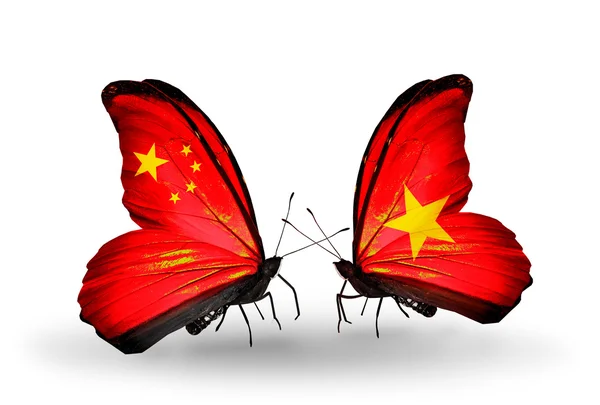 Dwa motyle z flagami na skrzydłach jako symbol stosunki Chiny i Wietnam — Zdjęcie stockowe