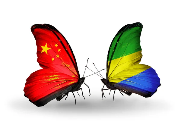 関係中国およびガボンの記号として翼上のフラグを持つ 2 つの蝶 — ストック写真