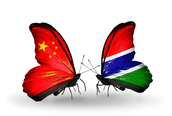 Twee vlinders met vlaggen op vleugels als symbool van betrekkingen china en gambia — Stockfoto