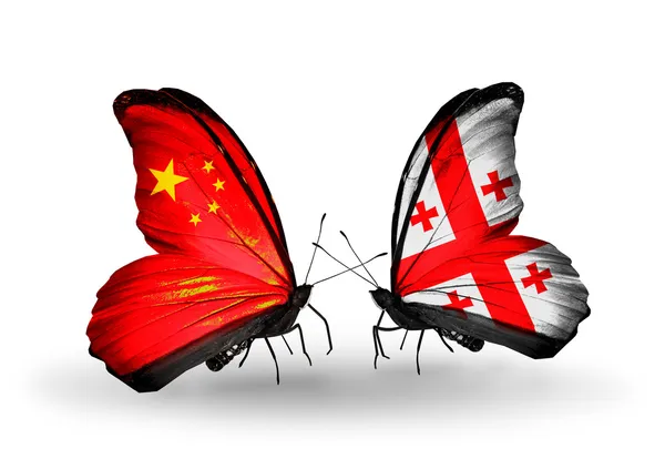 Due farfalle con bandiere sulle ali come simbolo delle relazioni Cina e Georgia — Foto Stock