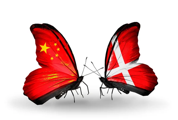 Zwei Schmetterlinge mit Flaggen auf Flügeln als Symbol der Beziehungen zwischen China und Dänemark — Stockfoto