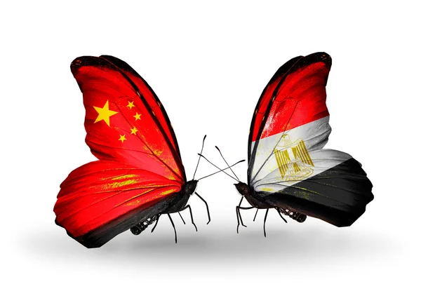 Deux papillons avec des drapeaux sur les ailes comme symbole des relations Chine et Egypte — Photo