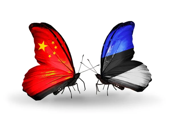 Dwa motyle z flagami na skrzydłach jako symbol stosunki Chiny i Estonii — Zdjęcie stockowe