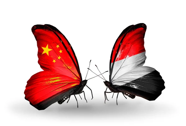 Δύο πεταλούδες με σημαίες στα φτερά, ως σύμβολο της σχέσεις Κίνας και Υεμένη — Φωτογραφία Αρχείου