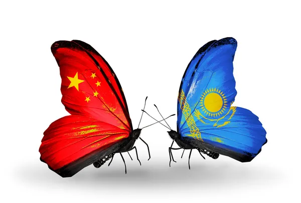 Dos mariposas con banderas en las alas como símbolo de las relaciones China y Kazajstán — Foto de Stock