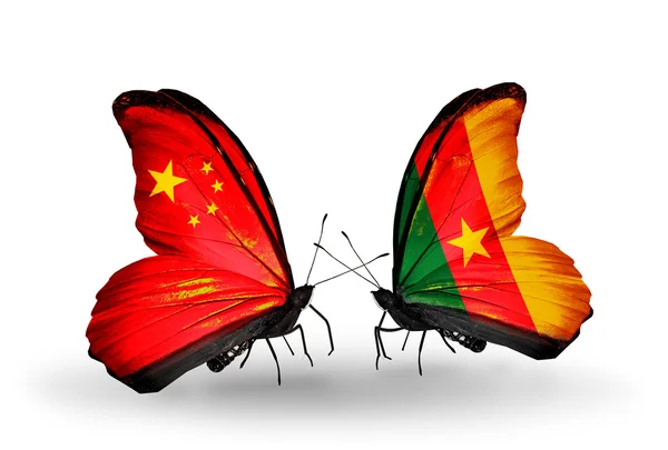 Dos mariposas con banderas en alas como símbolo de las relaciones China y Camerún — Foto de Stock
