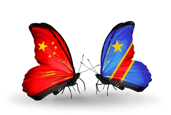 Dos mariposas con banderas en las alas como símbolo de las relaciones China y Kongo — Foto de Stock