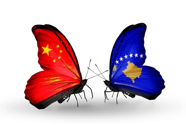 Dos mariposas con banderas en las alas como símbolo de las relaciones China y Kosovo — Foto de Stock