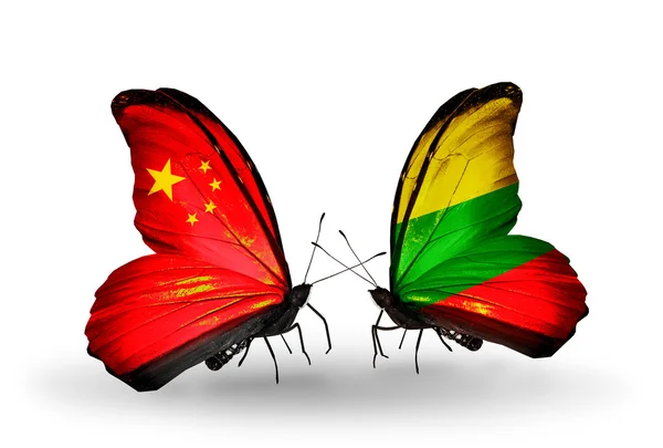 Due farfalle con bandiere sulle ali come simbolo delle relazioni Cina e Lituania — Foto Stock