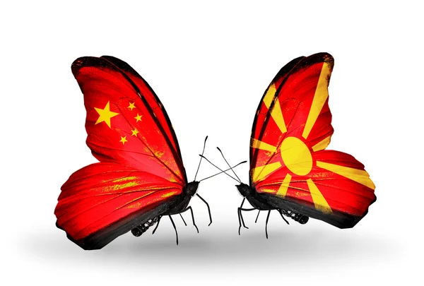 Due farfalle con bandiere sulle ali come simbolo delle relazioni Cina e Macedonia — Foto Stock