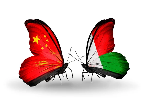 Twee vlinders met vlaggen op vleugels als symbool van betrekkingen china en Madagaskar — Stockfoto