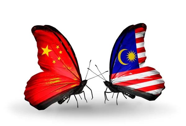 Duas borboletas com bandeiras nas asas como símbolo das relações China e Malásia — Fotografia de Stock