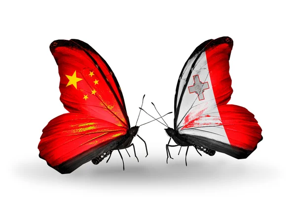 Két pillangó szárnyakon zászlókkal, mint Kína és Málta kapcsolatának szimbóluma. — Stock Fotó