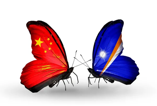 Dva motýli s příznaky na křídlech jako symbol vztahů s Čínou a Marshallovy ostrovy — Stock fotografie