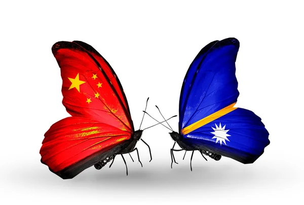 ผีเสื้อสองตัวที่มีธงบนปีกเป็นสัญลักษณ์ของความสัมพันธ์ระหว่างจีนและนาอูรุ — ภาพถ่ายสต็อก