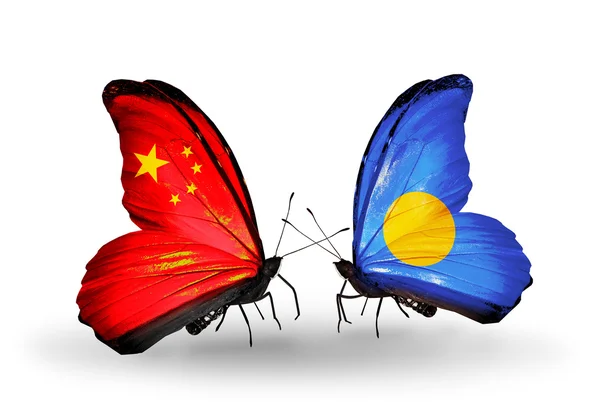 Dos mariposas con banderas en alas como símbolo de relaciones China y Palaos — Foto de Stock