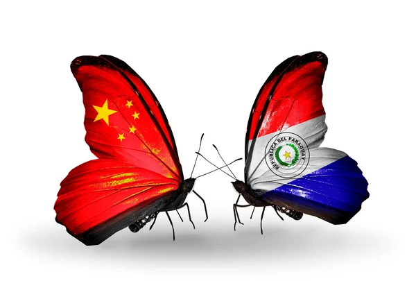 Dva motýli s příznaky na křídlech jako symbol vztahů s Čínou a paraguay — Stock fotografie