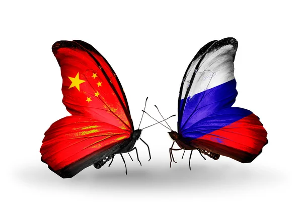 Deux papillons avec des drapeaux sur les ailes comme symbole des relations Chine et Russie — Photo