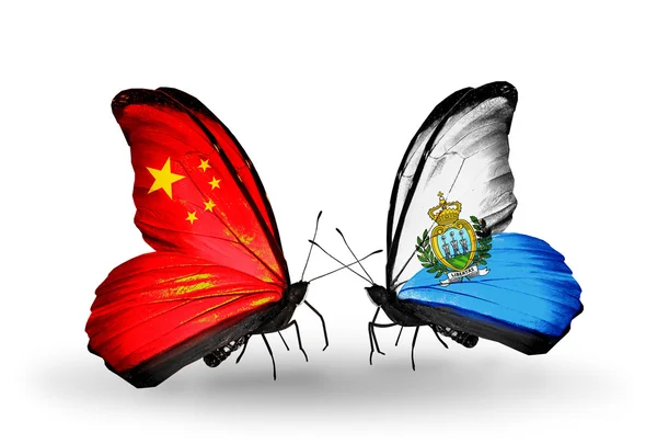 Dwa motyle z flagami na skrzydłach jako symbol stosunki Chiny i san marino — Zdjęcie stockowe