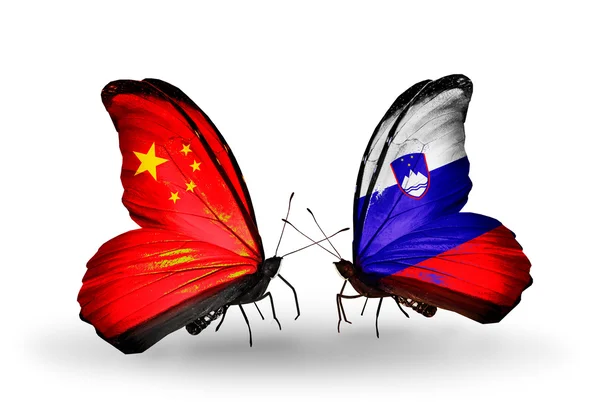 Twee vlinders met vlaggen op vleugels als symbool van betrekkingen china en Slovenië — Stockfoto