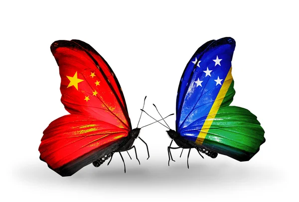 Zwei Schmetterlinge mit Flaggen auf Flügeln als Symbol der Beziehungen zwischen China und den Salomonen — Stockfoto