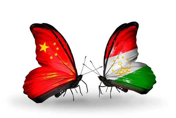 Dwa motyle z flagami na skrzydłach jako symbol stosunki Chiny i Tadżykistanu — Zdjęcie stockowe