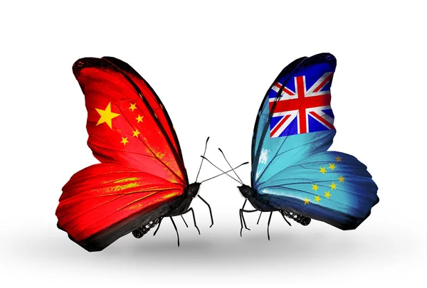 Δύο πεταλούδες με σημαίες στα φτερά, ως σύμβολο της σχέσεις Κίνας και Τουβαλού — Φωτογραφία Αρχείου