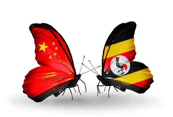 Dva motýli s příznaky na křídlech jako symbol vztahů s Čínou a Ugandy — Stock fotografie