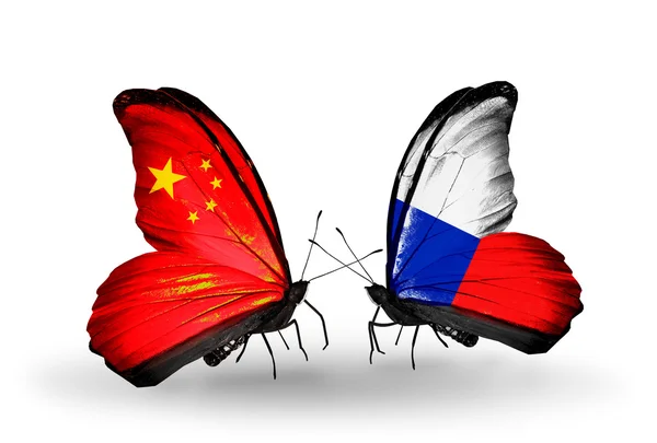 Dwa motyle z flagami na skrzydłach jako symbol stosunki Chiny i czech — Zdjęcie stockowe